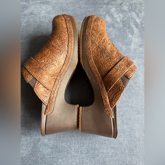 Crocs Womens Sara Brown Tooled Mule Slip On Clogs SZ 8 Embossed Floral Comfort - Picture 6 of 10